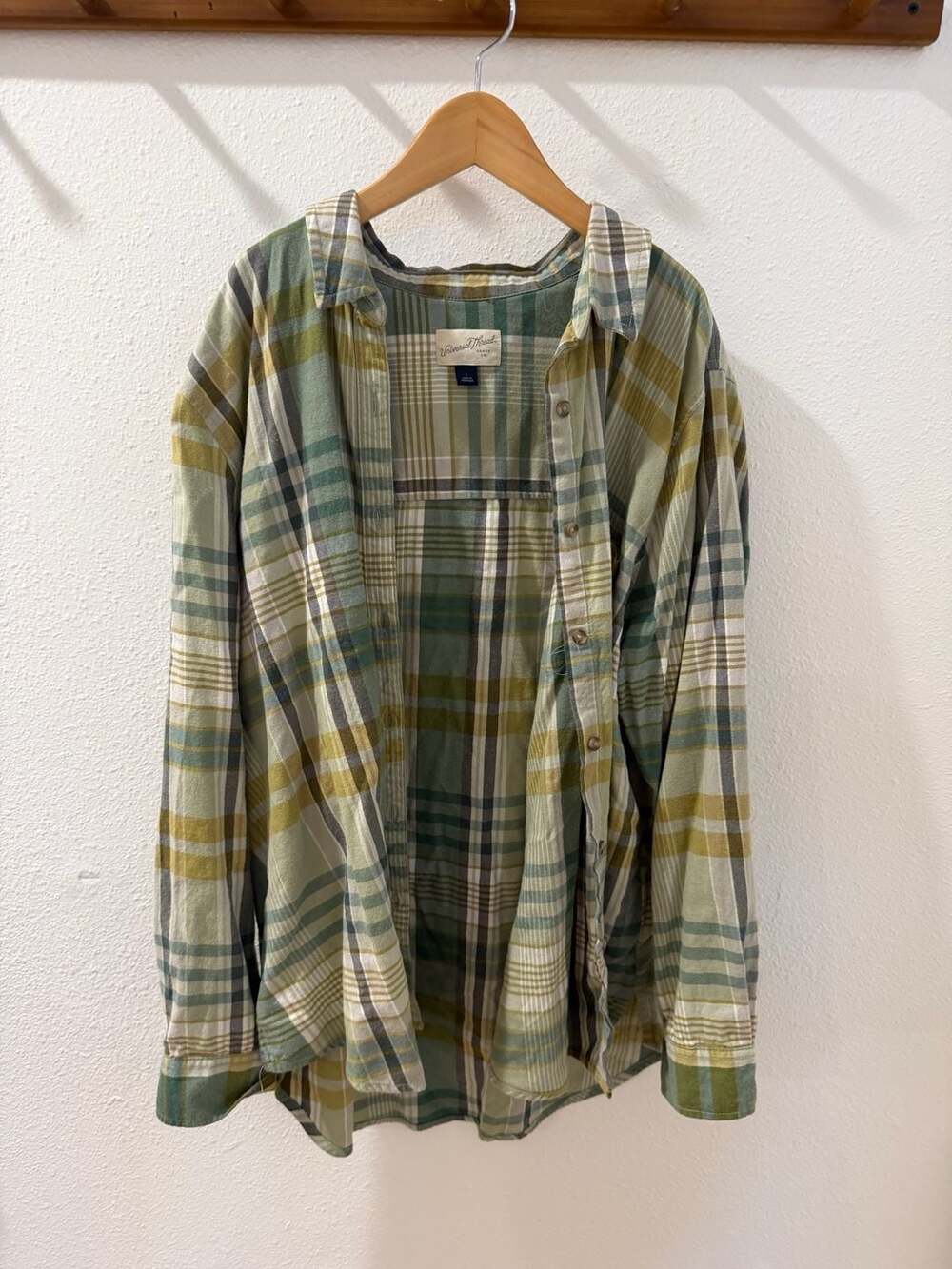 Universal Thread Women's Green Plaid Long Sleeve Button Down Shirt Size L